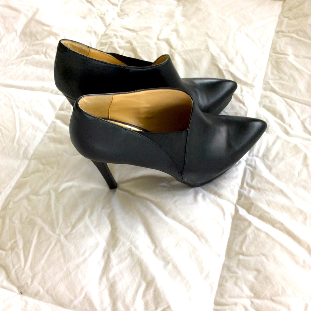 Jessica Simpson black pointed toe pumps.
